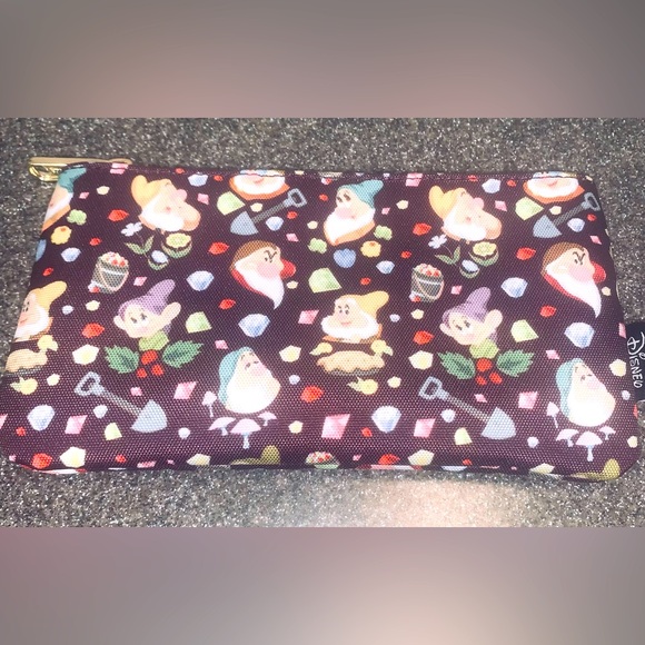 Disney Loungefly: Snow White’s  7 Dwarfs Cosmetic Bag: New No Tags - Picture 1 of 6